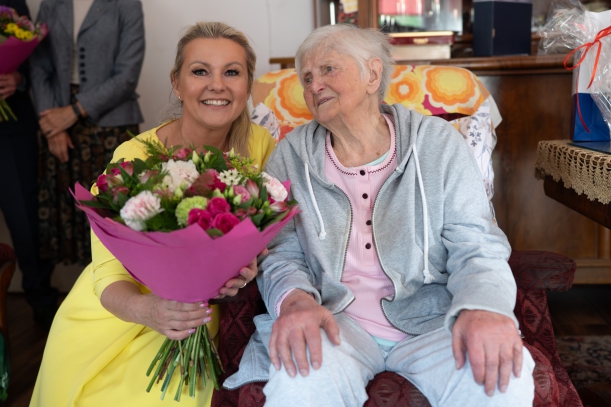 Dyrektorka Wydziału Edukacji i Sportu Urzędu Marszałkowskiego Izabela Kowalczyk pozuje do zdjęcia z Lidią Więckowską. 