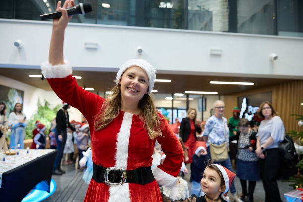 Przedszkolaki bawiły się pod czujnym okiem Elfów i pomocnic św. Mikołaja