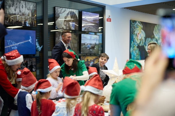 Dzieci z Przedszkola Publicznego nr 50 „Gama” i Przedszkola Publicznego nr 59 „Mały Książę” w Szczecinie podczas świątecznych warsztatów w Urzędzie Marszałkowskim Wojewodztwa Zachodniopomorskiego