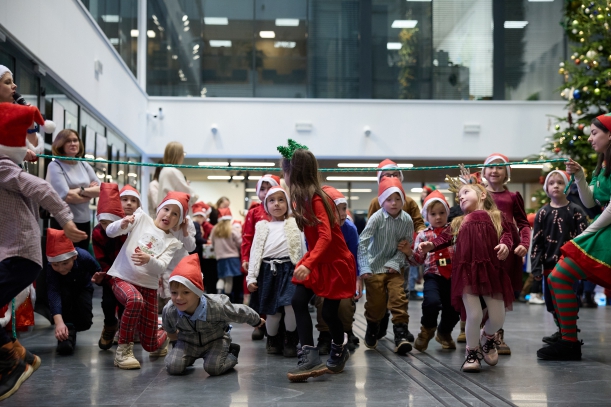 Dzieci z Przedszkola Publicznego nr 50 „Gama” i Przedszkola Publicznego nr 59 „Mały Książę” w Szczecinie podczas świątecznych warsztatów w Urzędzie Marszałkowskim Wojewodztwa Zachodniopomorskiego