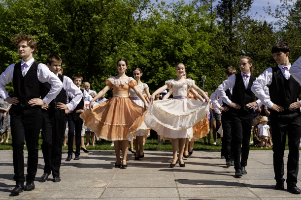 Zespół Pieśni i Tańca Szczecinianie prezentują część artystyczną. 