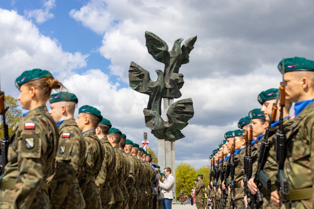 Święto Narodowe Trzeciego Maja - uroczystości przy Pomniku Czynu Polaków. Kompania honorowa szczecińskiej 12. Brygady Zmechanizowanej, żołnierze stoją na baczność w dwóch rzędach. W tle - pomnik i zachmurzone niebo.
