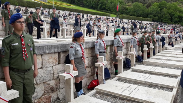 Harcerze czuwający przy grobach