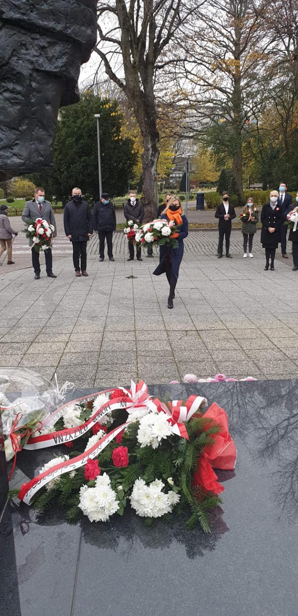 Złożenie kwiatów z okazji Narodowego Święta Niepodległości w Kołobrzegu. 