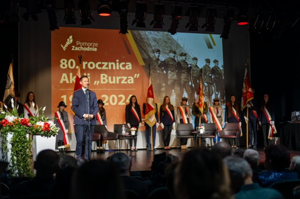 Marszałek Wojewóodztwa Zachodniopomorskiego Olgierd Geblewicz na scenie Teatru Polskiego podczas konferencji podsumowującej obchody 80. rocznicy Akcji Burza