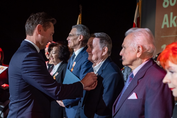 Odznakami Honorowymi Złotego i Srebrnego Gryfa Zachodniopomorskiego odznaczono osoby kultywujące etos AK oraz od lat pracujące na rzecz budowania patriotyzmu wśród młodzieży zachodniopomorskiej.