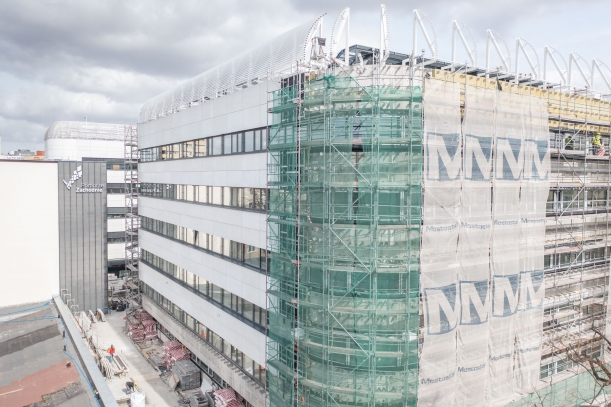 Budynek pasywny w marcu na jednej ścianie z widoczną jeszcze konstrukcją.