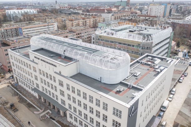 Budynek pasywny oraz termomodernizowany w marcu widoczny z lotu ptaka.