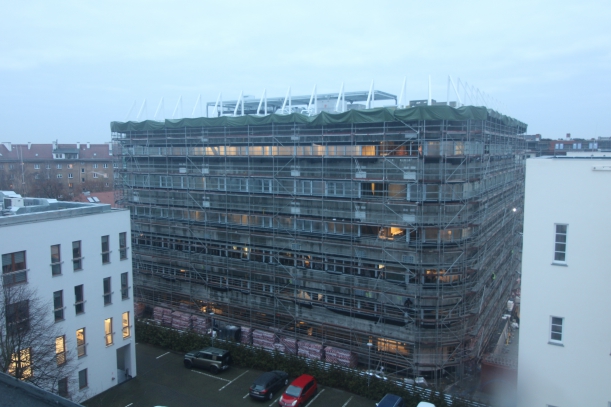 Budynek pasywny w grudniu z rozłożoną konstrukcją i wykańczaną konstrukcją okienną