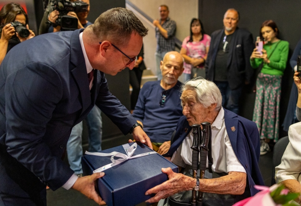 Członek Zarządu Województwa Zachodniopomorskiego Bogdan Jaroszewicz i mieszkająca w Szczecinie uczestniczka Powstania Warszawskiego Amelia Korycka