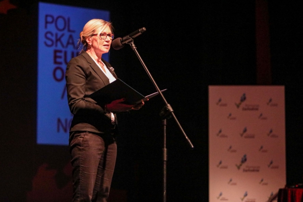 Członkini zarządu województwa Anna Bańkowska przemawia na scenie, otwierając debatę "Ulica i zagranica - pomoc dla Solidarności" (11 grudnia 2021 r., Teatr Polski, tymczasowa scena w Nowym Browarze).