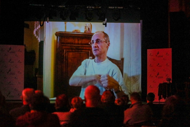 Kadr z filmu "Jacky do zadań specjalnych" wyświetlony na ekranie nad sceną, gdzie po projekcji odbyła się debata "Ulica i zagranica - pomoc dla Solidarności".