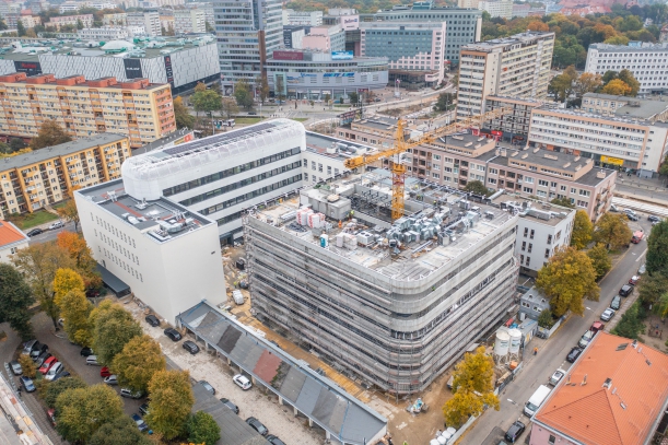 Widok z góry budynku - Październik 2021