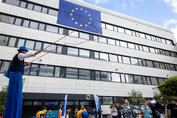 Unijna flaga na budynku UMWZ