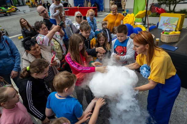Animacje, gry i zabawy dla dzieci na dziedzińcu siedziby UMWZ