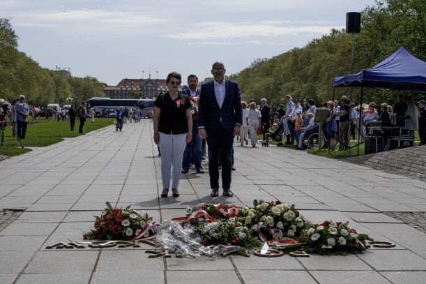 Przewodnicząca Sejmiku Teresa Kalina i dyrektor Wydziału Kultury UMWZ Bartłomiej Mroczkowski składają kwiaty pod Pomnikiem Czynu Polaków. 