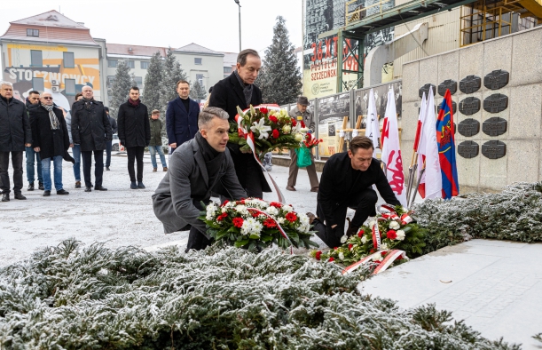Rocznica Grudnia'70 - uroczystość przy bramie dawnej Stoczni Szczecińskiej. Kwiaty pod pomnikiem Ofiar Grudnia składają Marszałek Województwa Zachodniopomorskiego Olgierd Geblewicz, Marszałek Senatu RP Tomasz Grodzki i poseł na Sejm RP Arkadiusz Marchewka