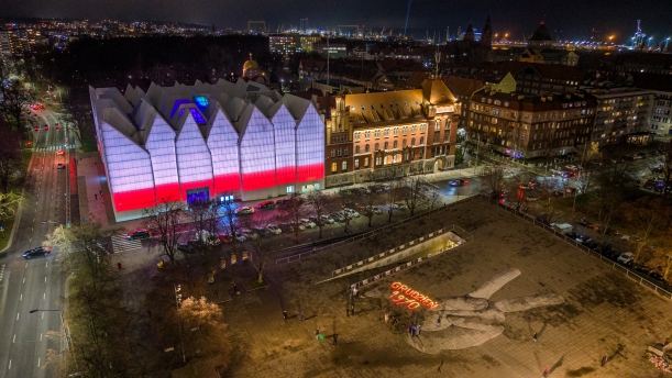 Plac Solidarniści z napisem GRUDZIEN 1970 w lotu ptaka. 