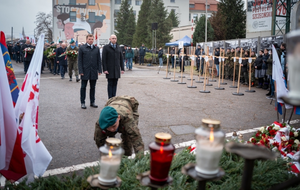 Wicemarszałek Kowalik i zastepca dyrektora GM Marcin Kordela uczestniczą w oficjalnych obchodach Grudnia '70 pod bramą Stoczni Szczecińskiej. 