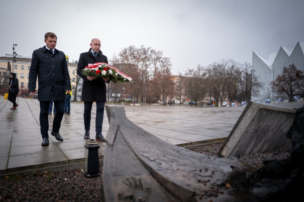 Wicemarszałek Kowalik oraz zastępca dyrektora gabinetu marszałka złożyli kwiaty pod pomnikiem Anioła Wolności na placu Solidarności. 