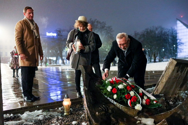 Marszałek Olgierd Geblewicz stoi na baczność przy pomniku Anioła Wolności. Obok Edward Radziewicz składa wiązankę kwiatów. Ze zniczem stoi Franҫoise Breton – Bałuką, a za nią Jacky Challot.