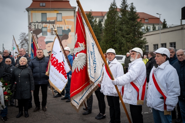 Mieszkańcy i delegacje organizacji ze sztandarami biorące udział w urczystości. 