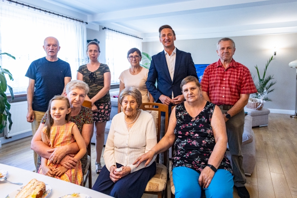 Najbliższa rodzina jubilatki wraz z marszałkiem Geblewiczem podczas pamiątkowego, urodzinowego zdjęcia. 