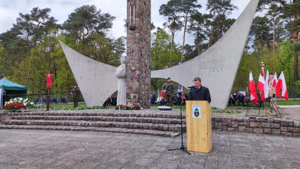 Zastępca dyrektora Gabinetu Marszałka Marcin Kordela odczytuje list Marszałka Województwa Zachodniopomorskiego