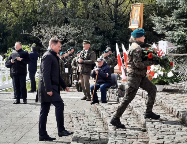 Składanie kwiatów na Cmentarzu Wojennym w Starych Łysogórkach