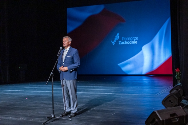 Spotkanie z kombatantami i opozycjionistami w Teatrze Polskim w Szczecinie. Na scenie przemawia do mikrofonu na statywie Stanisław Wziątek, Członek Zarządu Województwa Zachodniopomorskiego. 