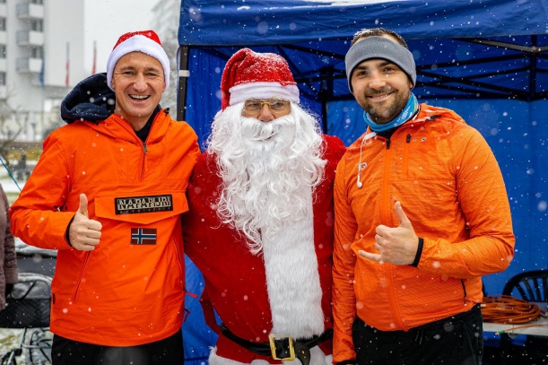 Rowerzyści z mikołajem. 