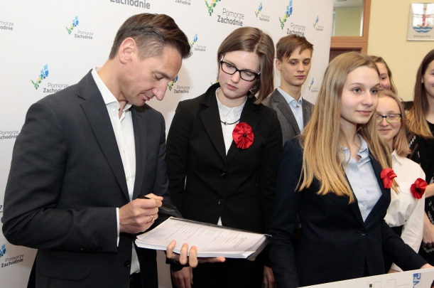 Młodzież wykorzystała także obecność Olgierda Geblewicza do wzięcia autografu od marszałka województwa.  