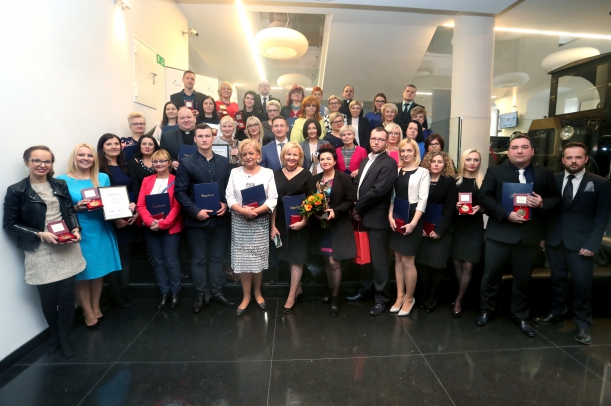 Marszałek województwa Olgierd Geblewicz wraz ze wszystkimi laureatami plebiscytu Głosu Szczecińskiego „Nauczyciel na Medal” - fot. Andrzej Szkocki 
