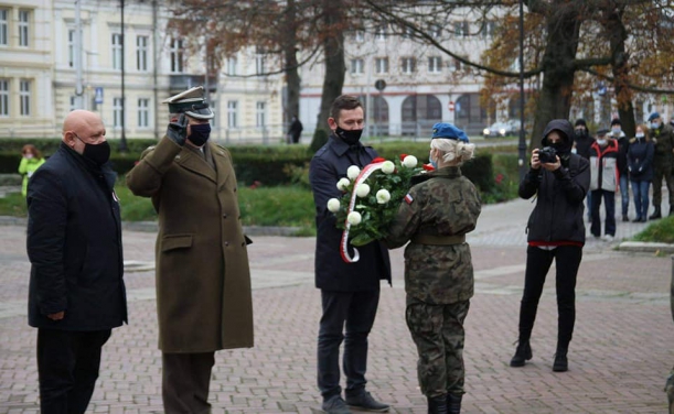 Złożenie kwiatów z okazji Narodowego Święta Niepodległości w Koszalinie. 
