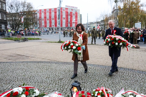 kwiaty składa wicemarszałek Olgierd Kustosz oraz wiceprzewodnicząca sejmiku Teresa Kalina 
