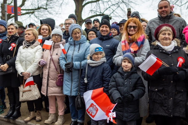 mieszkańcy podczas uroczystości na Wałach Chrobrego 