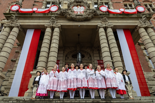 zespół Szczecinianie przed budynkiem urzędu wojewódzkiego 