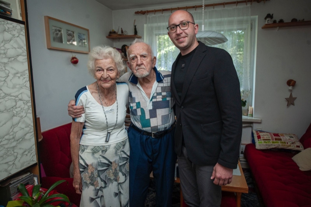 Uczestnik Powstania Warszawskiego Jerzy Lenonowivcz (w środku) z małżonką i wicemarszałek Województwa Zachodniopomorskiego Jakub Kowalik