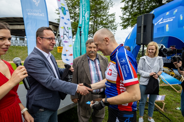 Wręczenie nagród dla uczestników ekopikniku rowerowego. 