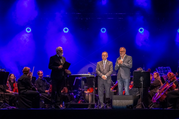 Koncert "Sierpniowe Przełomy" na placu Solidarności w Szczecinie, 27 sierpnia 2023 r. Na scenie stoją Marszałek Senatu RP Tomasz Grodzki, dyrektor Opery na Zamku w Szczecinie Jacek Jekiel i prowadzący koncert Tomasz Raczek.