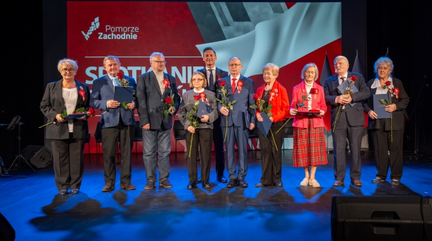 Marszałek Olgierd Geblewicz (w środku) z osobami wyróżnionymi Odznakami Honorowymi Gryfa Zachodniopomorskiego