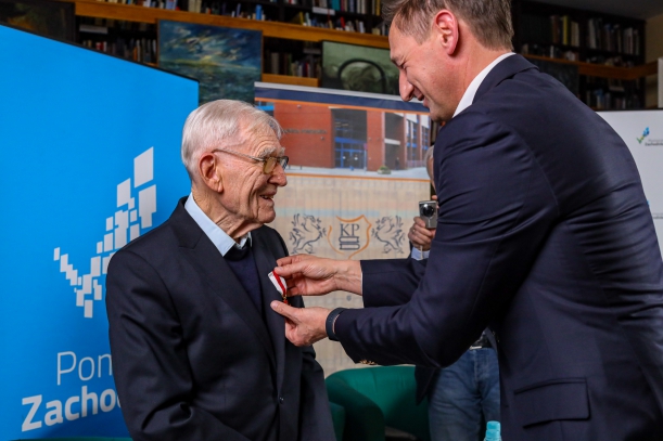 Marszałek Geblewicz wręcza odznakę Wojciechowi Jacobsonowi. 