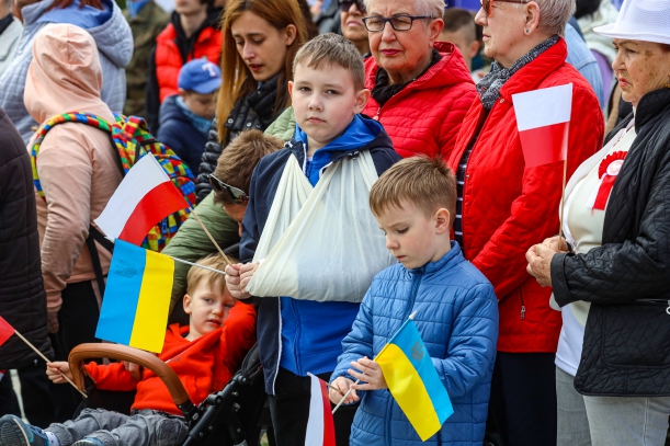 Dzieci z flagami Ukrainy