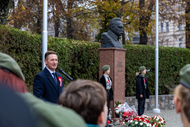 Uroczystość z okazji Narodowego Święta Niepodległości przy pomniku marszałka Józefa Piłsudskiego w Szczecinie. Przemawia marszałek województwa Olgierd Geblewicz. W tle - dwoje harcerzy pełniących wartę przy pomniku.