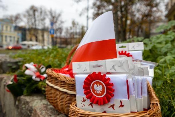 Wiklinowe kosze wypełnione biało-czerwonymi chorągiewkami i kotolionami oraz ozdobnie zapakowanymi narodowymi flagami. Koszyki ustawione na murku w okolicy pomnika marszałka Józefa Piłsudskiego przy placu Szarych Szeregów w Szczecinie.