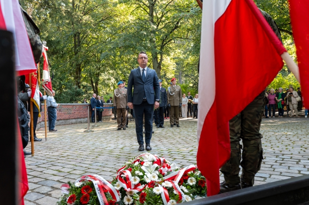 Członek  Zarządu Województwa podchodzi pod Pomnik Sybiraków na Cmentarzu Centralnym w Szczecinie, by złożyć wieniec.