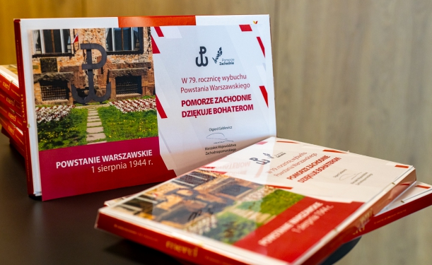 Dwie duże bombonierki z przyklejoną do nich kartką, kórej jest symbol Polski Walczącej i napis "W 79. rocznicę wybuchu Powstania Warszawskiego POMORZE ZACHODNIE DZIĘKUJE bOHATEROM" i podpis marszałka.
