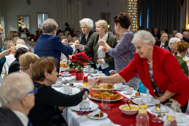 Uczestnicy spotkania składają sobie życzenia