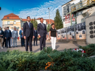 Delegacja przed bramą stoczni szczecińskiej składa wieniec.