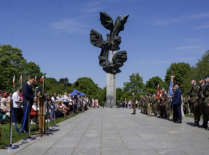 Pomnik Czynu Polaków i mieszkańcy podczas obchodów Święta Flagi RP i Konstytucji 3 Maja.